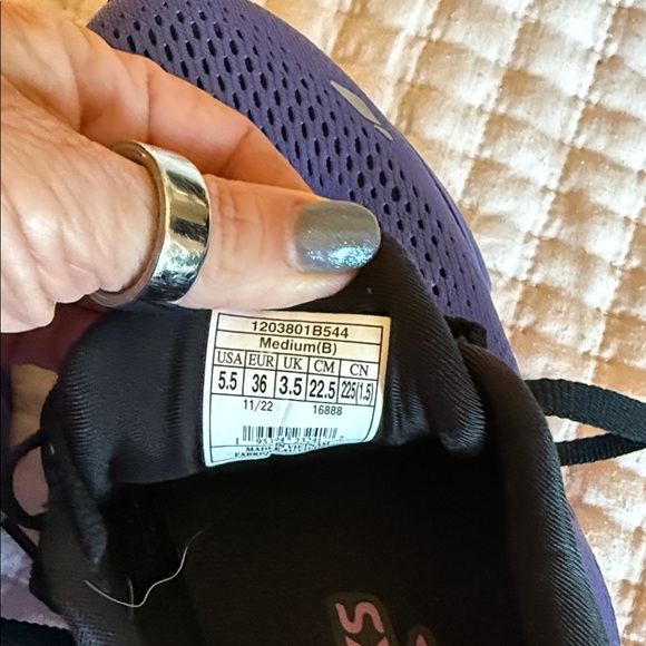 Brooks Ghost Left is 6.5 Right is 5.5 - Picture 3 of 5